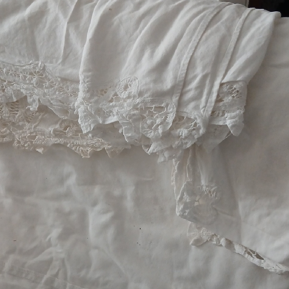 Elegant White Lace Bedding Set